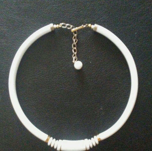 Vintage White plastica chocker - Picture 3 of 4